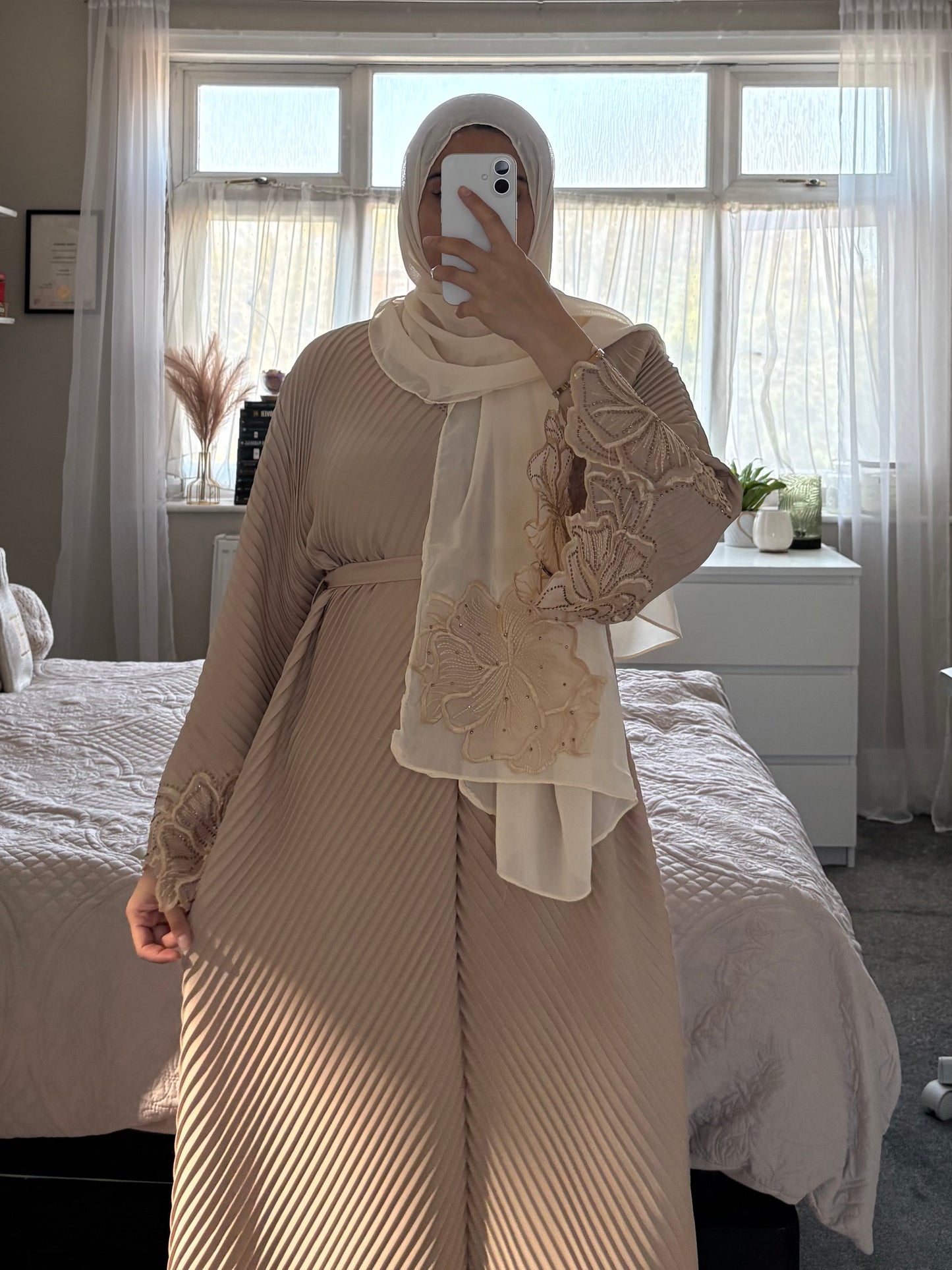 Cream scallop abaya