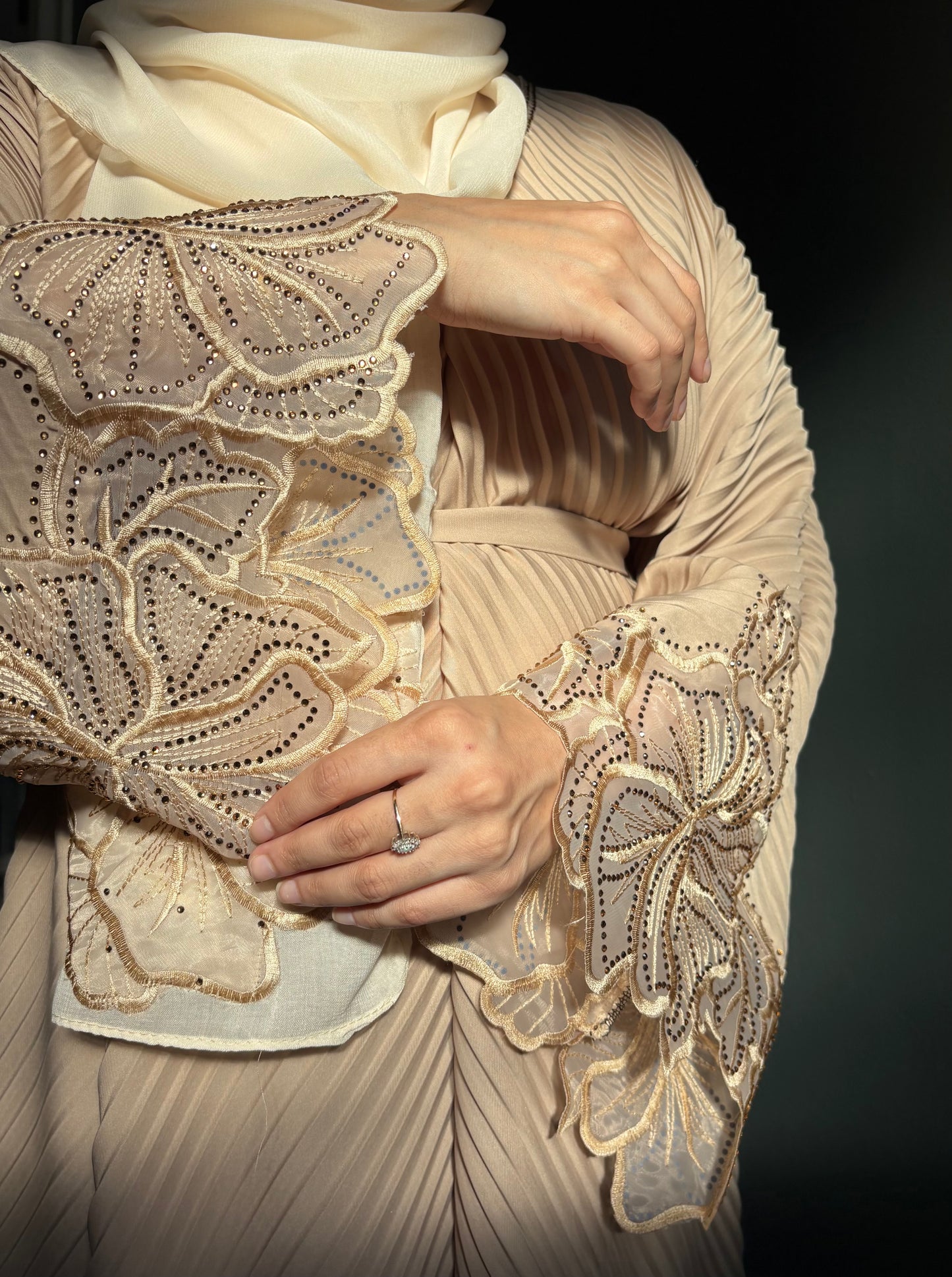 Cream scallop abaya