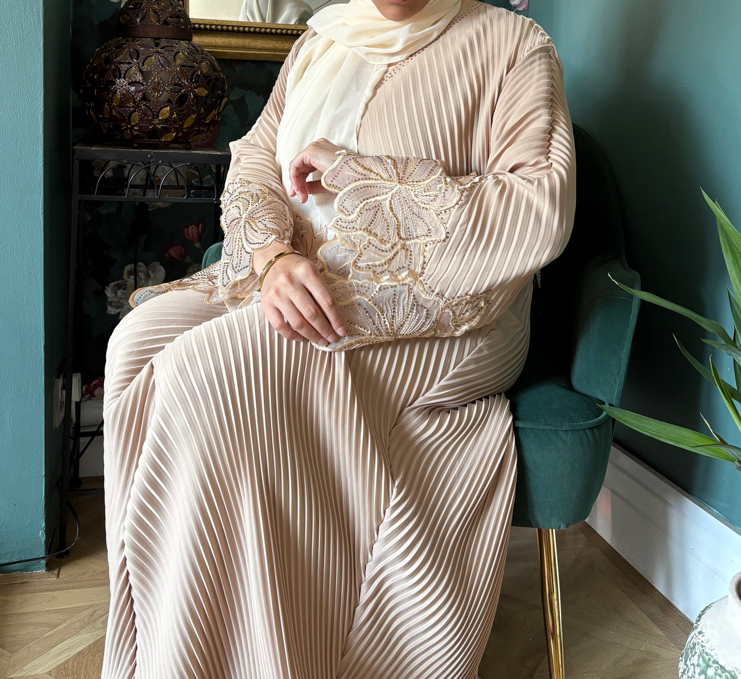 Cream scallop abaya